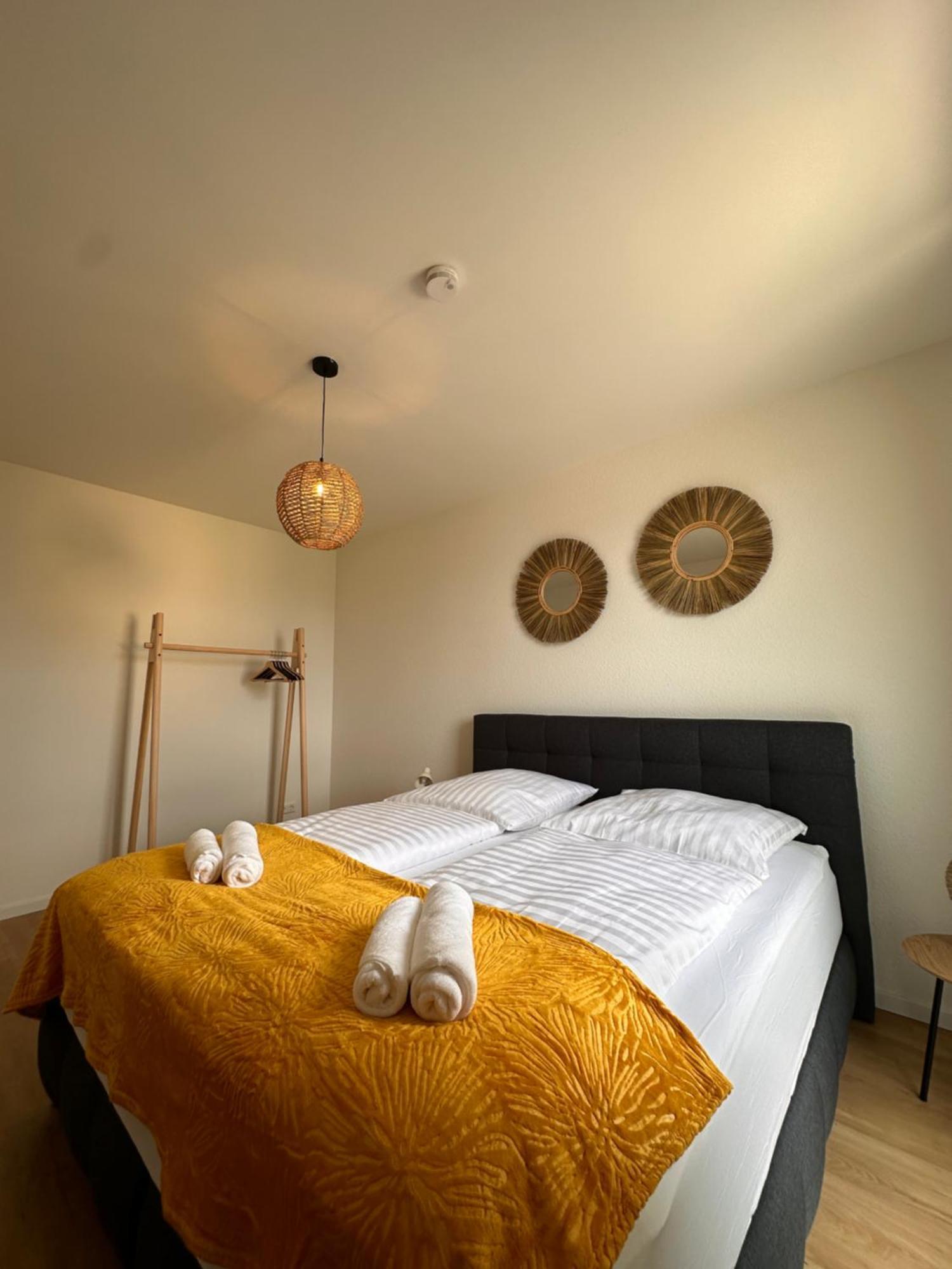 Amao-sepia I 86qm I King-size Beds I Netflix I Privat Balcony I Free Parking I Near Europapark Apartment Rheinhausen