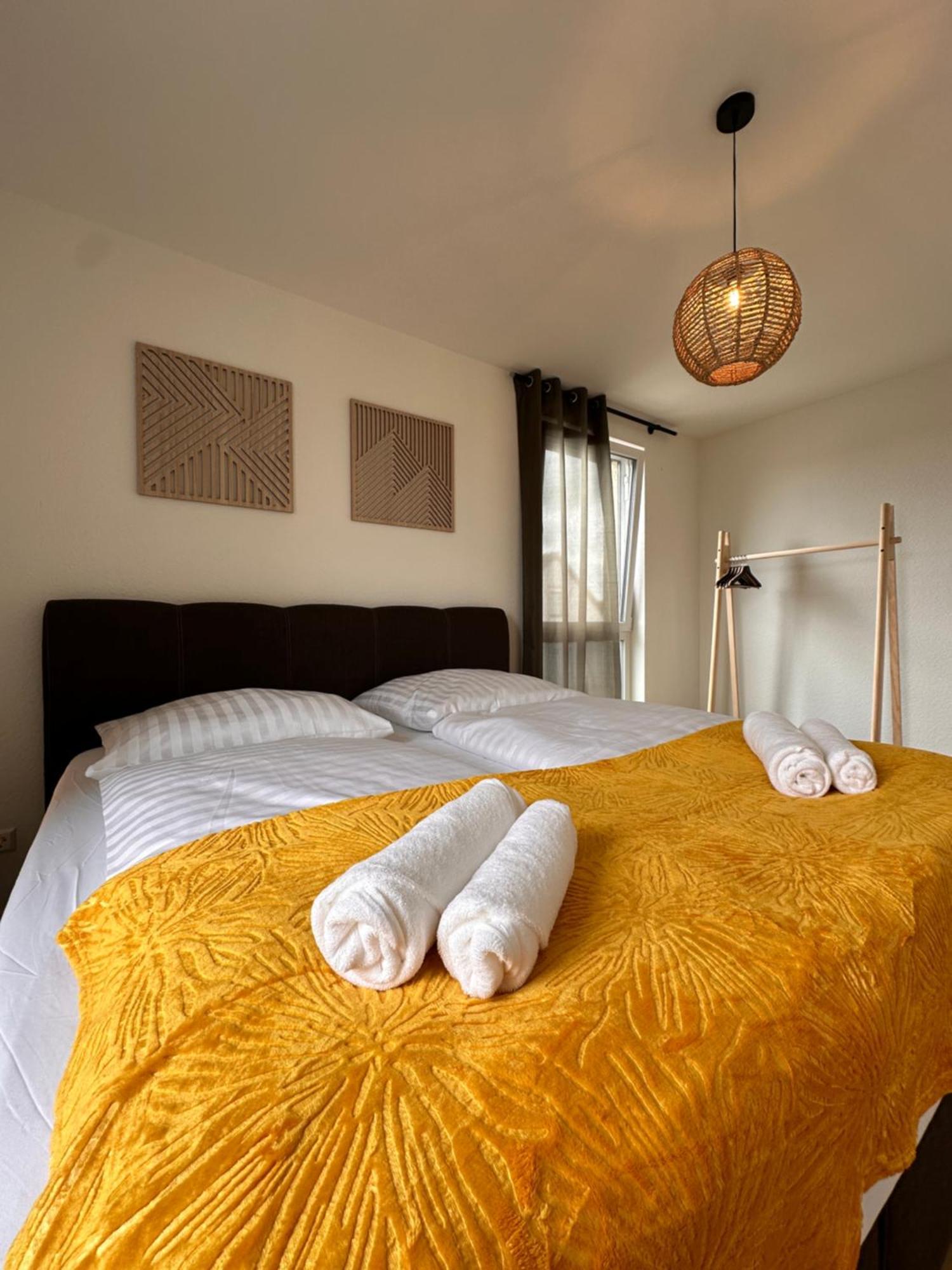 Apartment Amao-sepia I 86qm I King-size Beds I Netflix I Privat Balcony I Free Parking I Near Europapark Rheinhausen